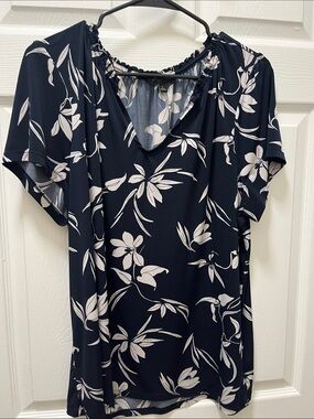 Banana Republic Navy and White Floral Short-Sleeve V-Neck Top